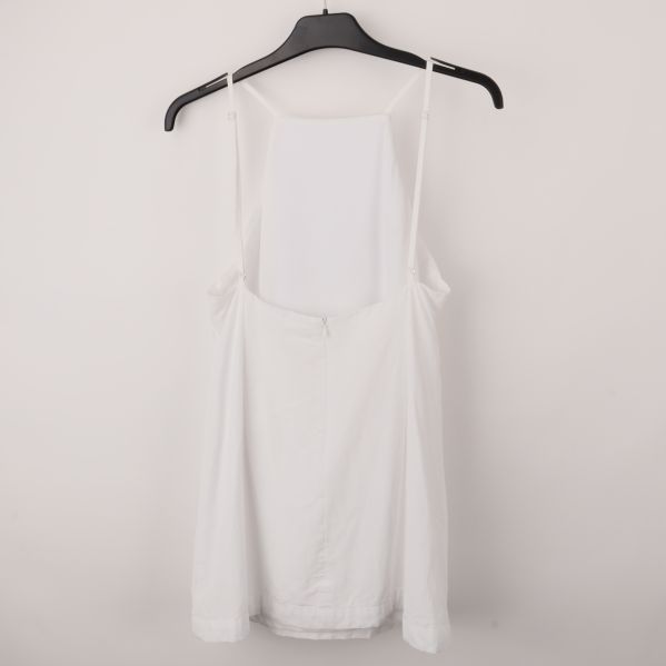 Baksida av vit klänning med dragkedja