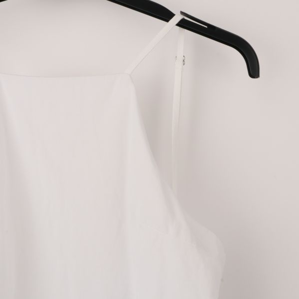 Detalj av klännings axelband och söm