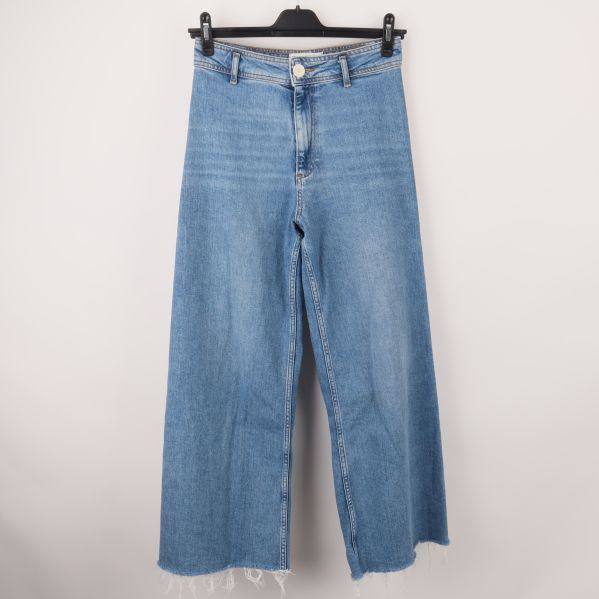 Framsida av jeans med knapp