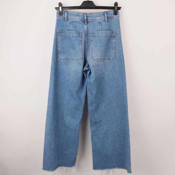 Baksida av jeans med fickor