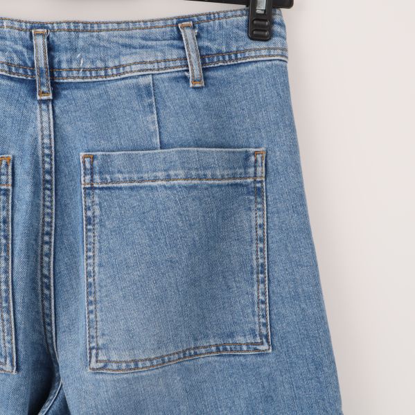 Bakficka på jeansen i närbild