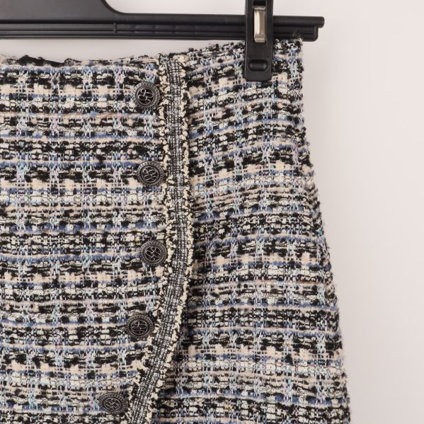 Närbild på knappdetaljer på kjolen