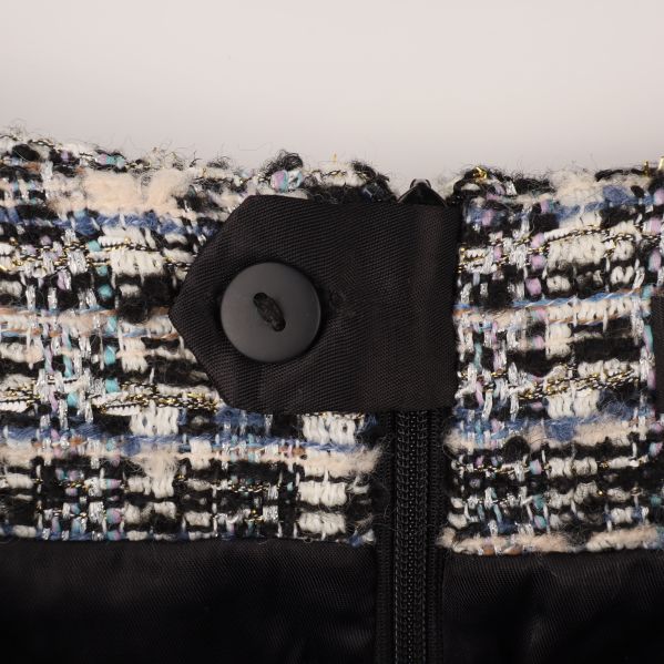 Kjolens insida med knapp och knapphål