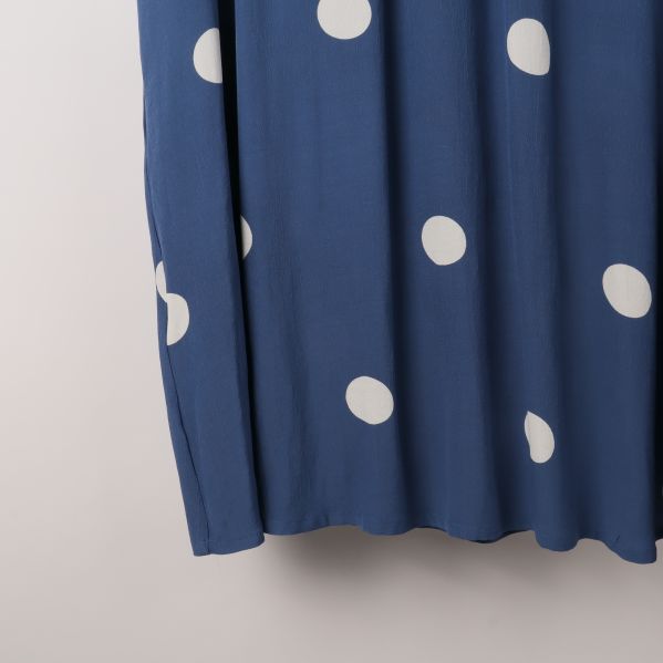 Nedre del av klänningens prickiga design