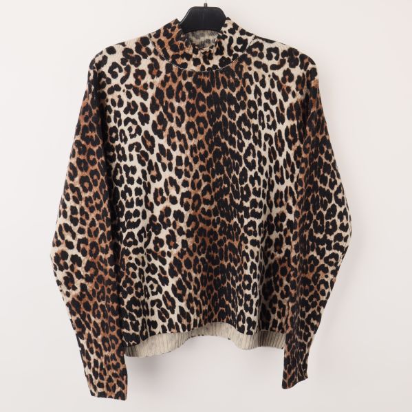 Framsidan av leopardmönstrad tröja på galge