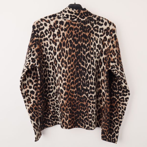 Baksidan av leopardmönstrad tröja på galge