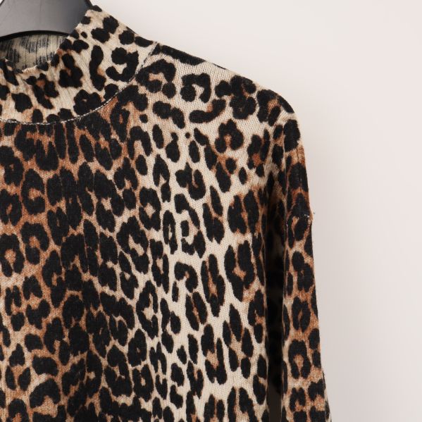 Närbild av leopardmönster och halsringning på tröja