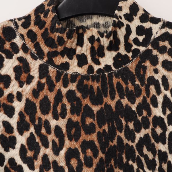 Närbild av leopardmönster och sömmar