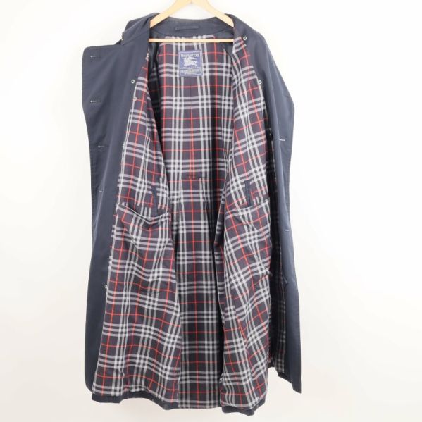 Trenchcoat öppen framifrån med rutigt foder synligt
