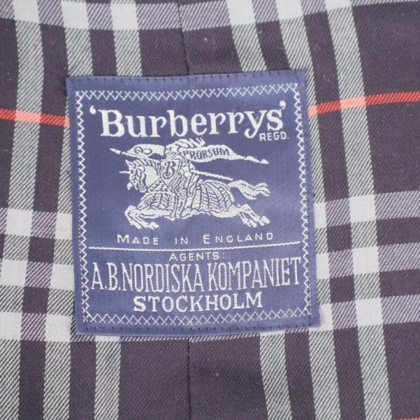 Etikett från Burberrys med logga och text