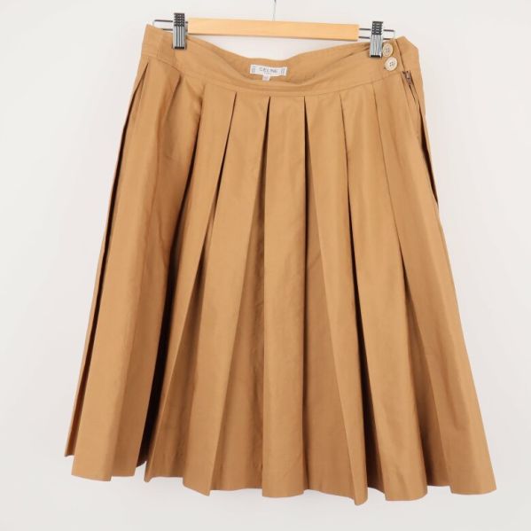 Framsidan av veckad beige kjol 