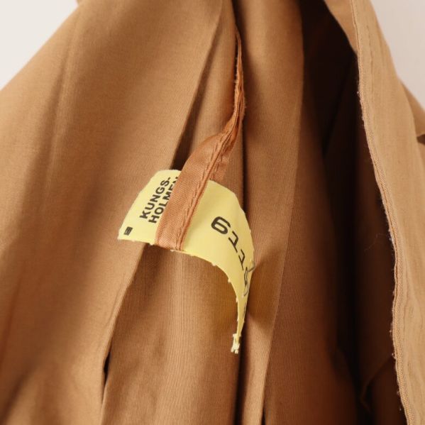 Veckad kjol i beige nyans med knappdetalj