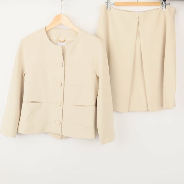 Beige kavaj och kjol tillsammans 