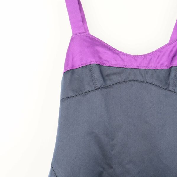 Klänning i mörkt tyg med lila detaljer