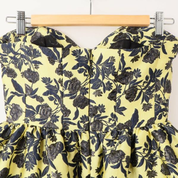 Överdelen av klänningen med blommigt mönster