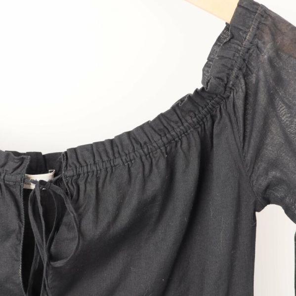 Svart topp med elastisk halsringning