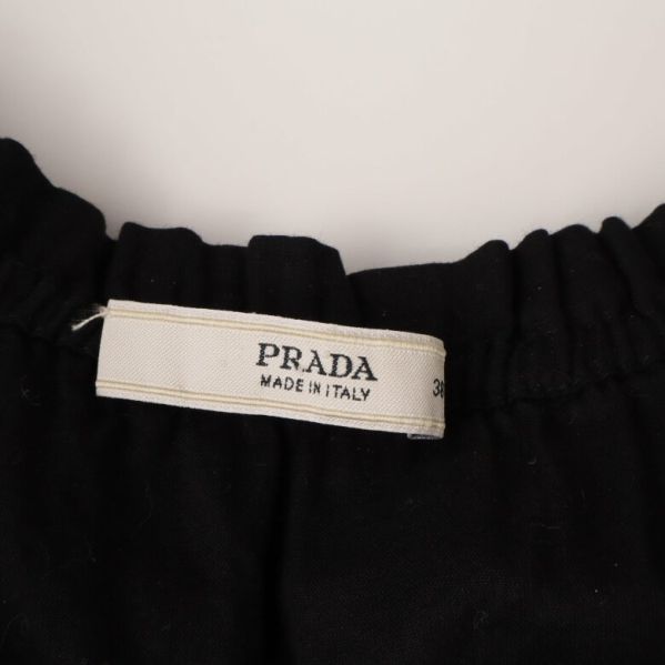 Prada etikett på svart plagg