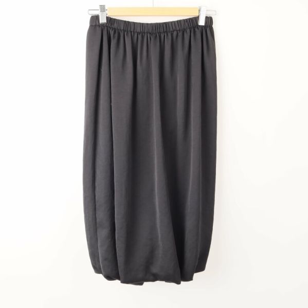Svart kjol med elastisk midja, bakifrån