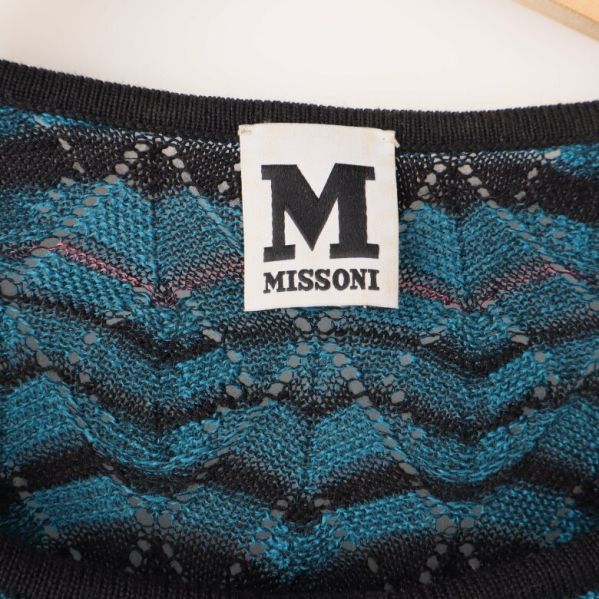 Märkesetikett med Missoni-märket på klänningen