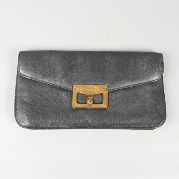 Stängd svart clutch med spänne