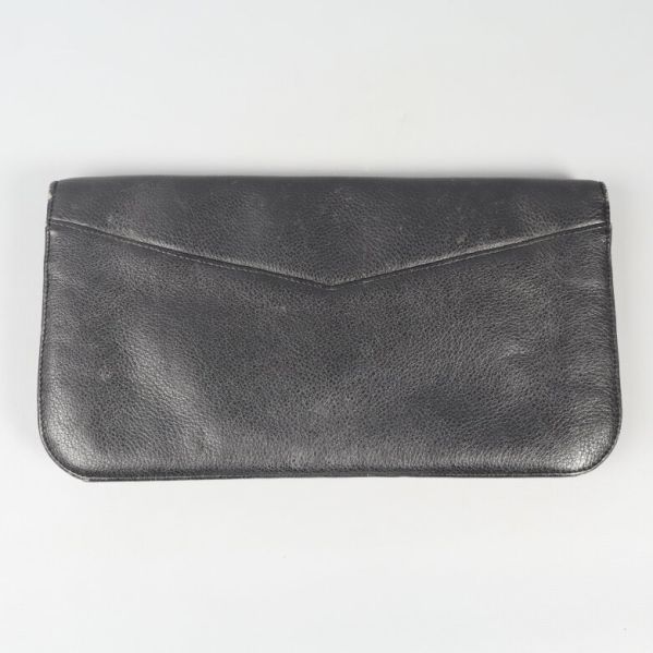 Baksidan av svart läderclutch