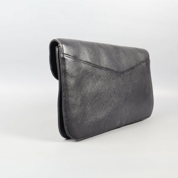 Svart läderclutch från sidan