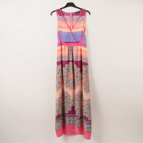 Färgglad maxiklänning med mönstrat tyg