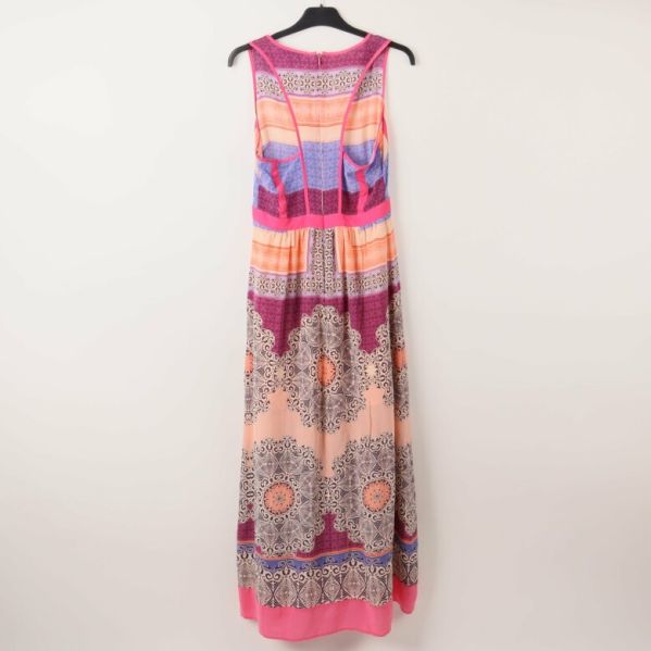 Baksidan av maxiklänning med mönstrat tyg