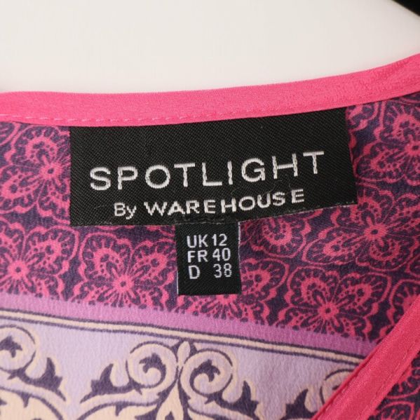 Närbild på varumärkesetiketten med storleksinformation