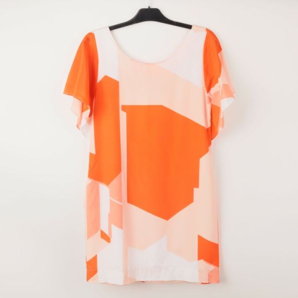 Tunika med orange och rosa grafiskt mönster, bakifrån
