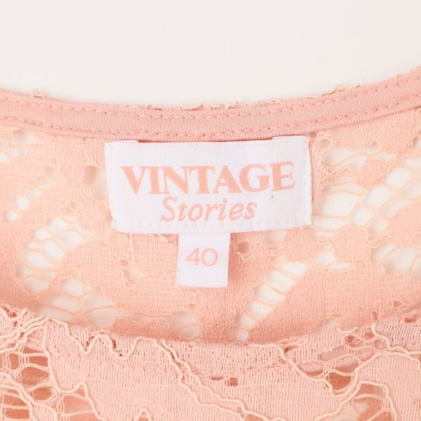 Närbild av Vintage Stories etikett på klänningen
