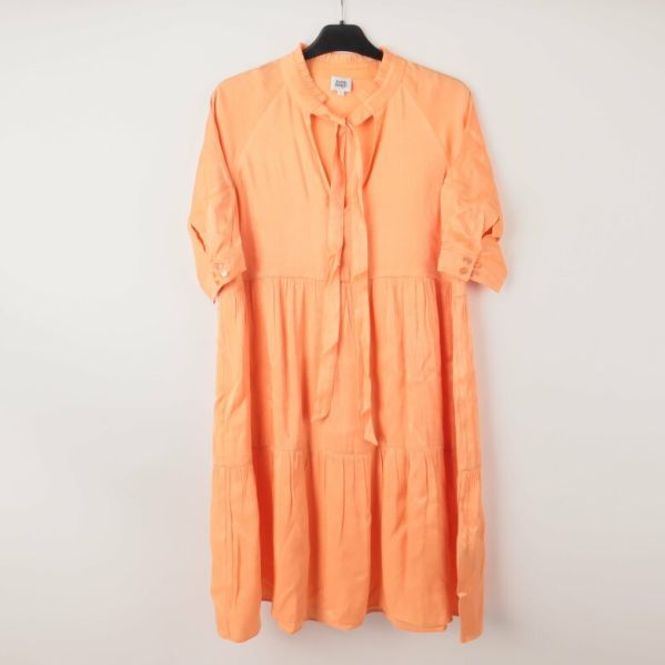 Orange klänning framifrån 