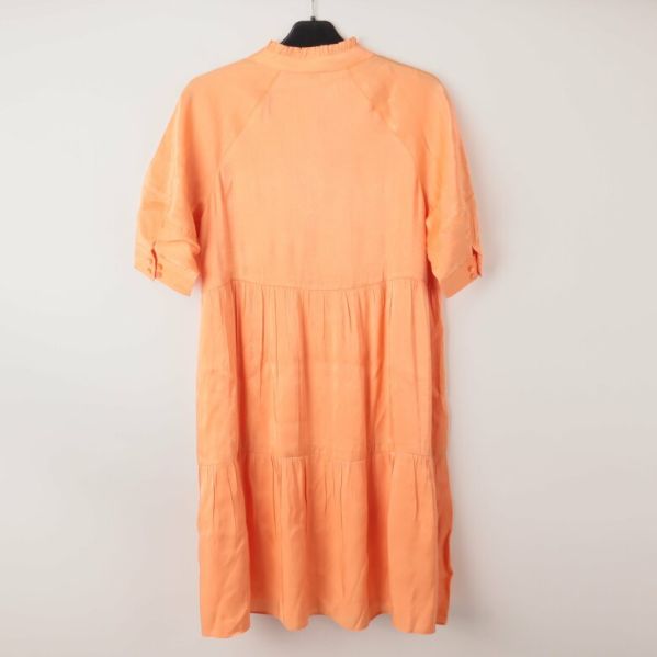 Orange klänning bakifrån 