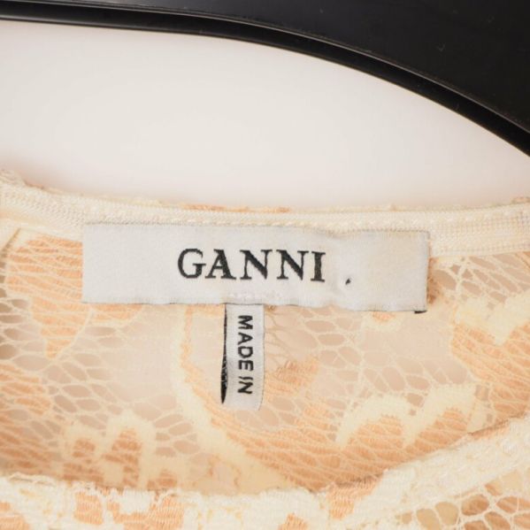 Ganni märkesetikett på blusens insida