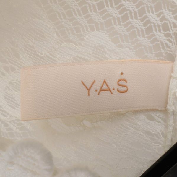 Närbild av märkesetikett: Y.A.S på klänningen