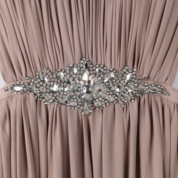 Närbild på midjans strasspärlor