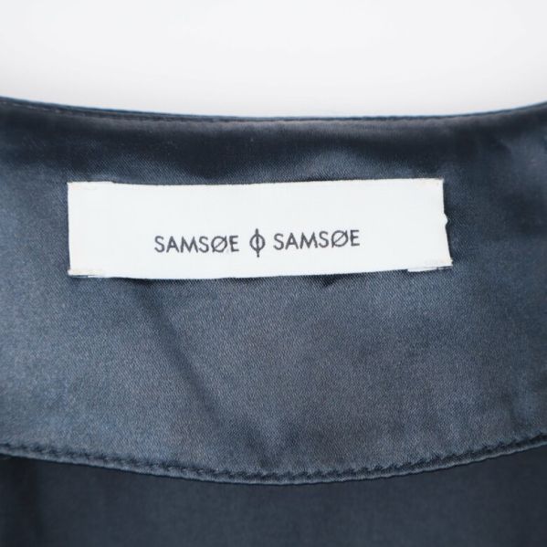 Närbild av Samsøe & Samsøe logotyp på etiketten