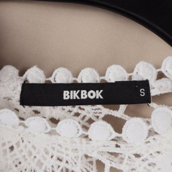 Närbild av klädmärket och storlek: Bik Bok S