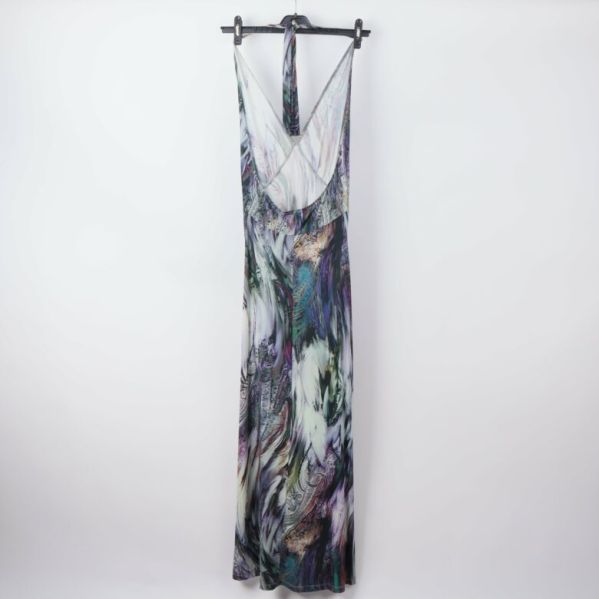 Lång klänning med abstrakt mönster bakifrån