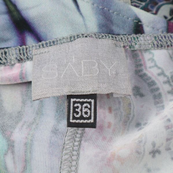 Närbild på storleketiketten på klänningen