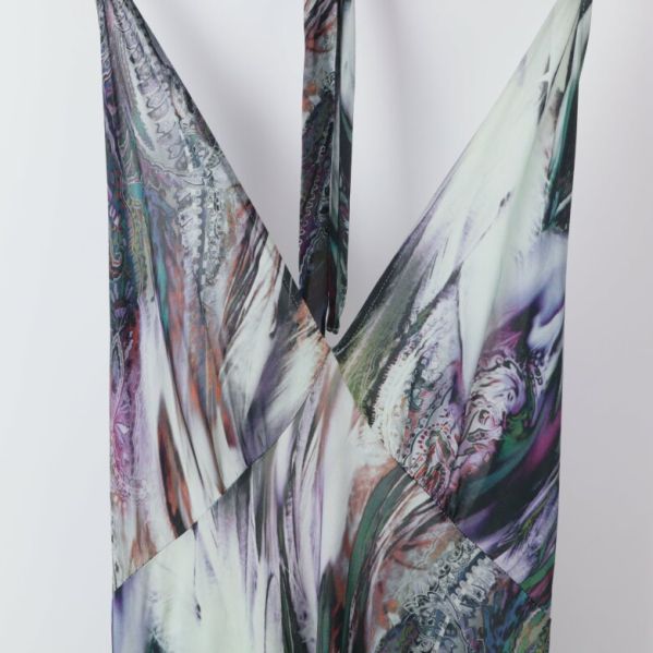 Närbild av klänningens övre del med V-ringning