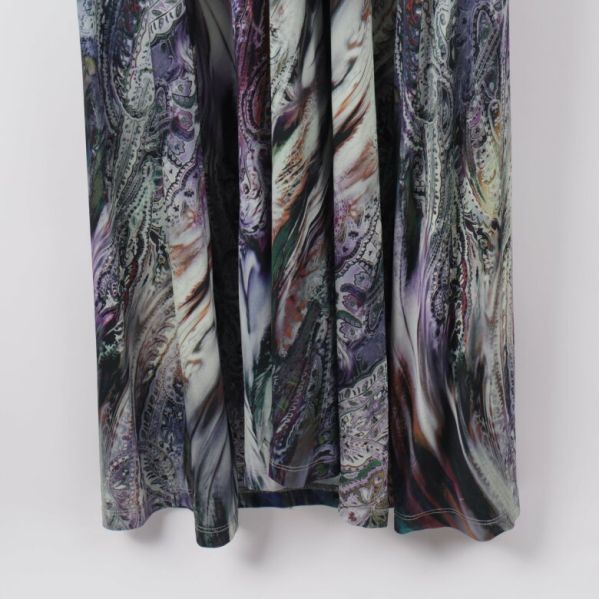 Närbild av klänningens material och mönster