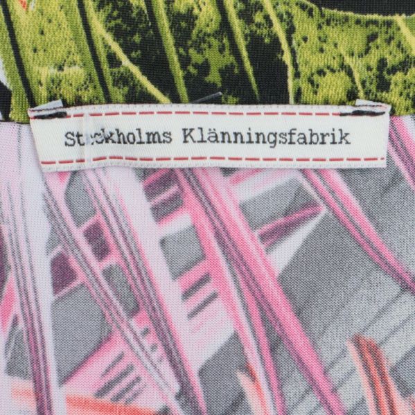 Etikett med texten: Stockholms Klänningsfabrik