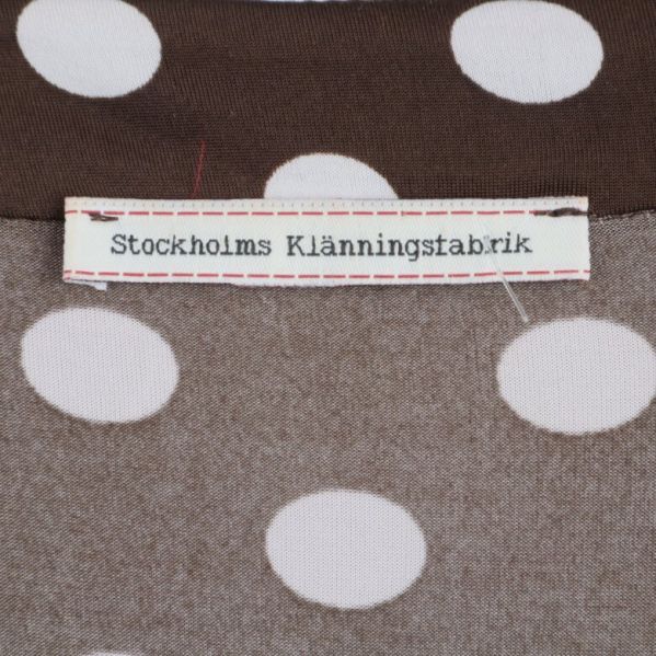 Närbild av Stockholms Klänningsfabrik etiketten