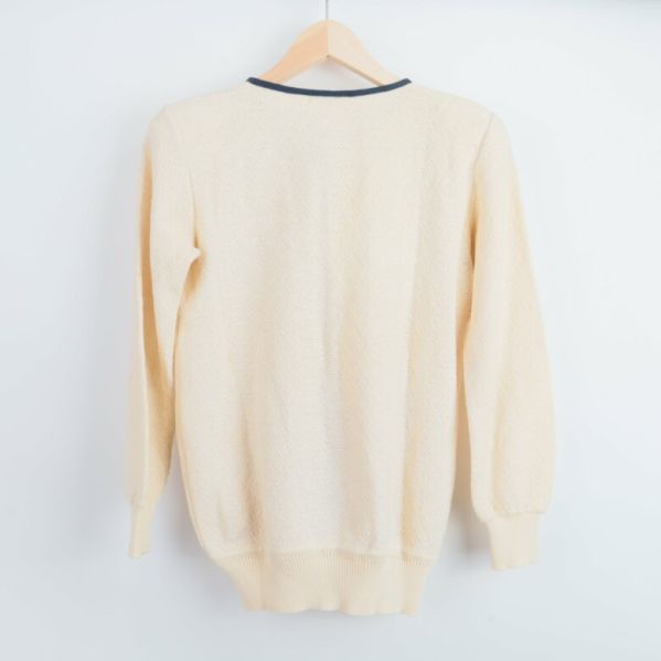 Baksidan av ljus stickad cardigan
