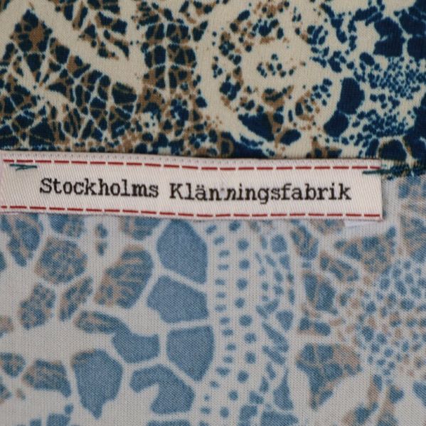 Stockholms Klänningsfabrik etiketten, på kragen