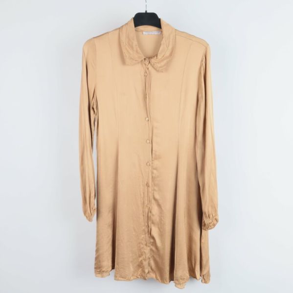 Beige klänning med lång ärm, framifrån