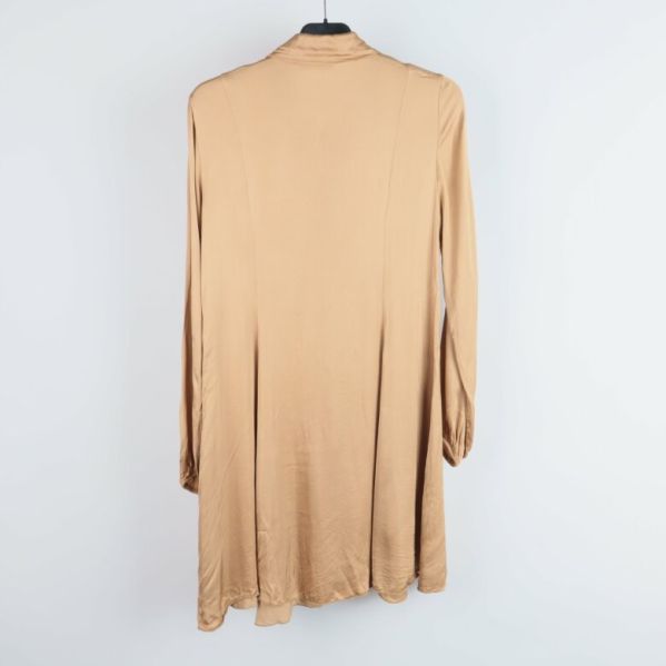 Beige klänning med lång ärm bakifrån