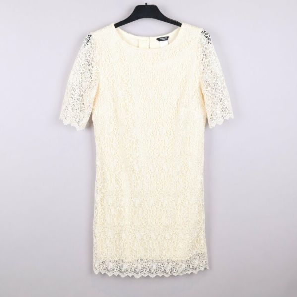 Gräddvit spetsklänning framifrån 