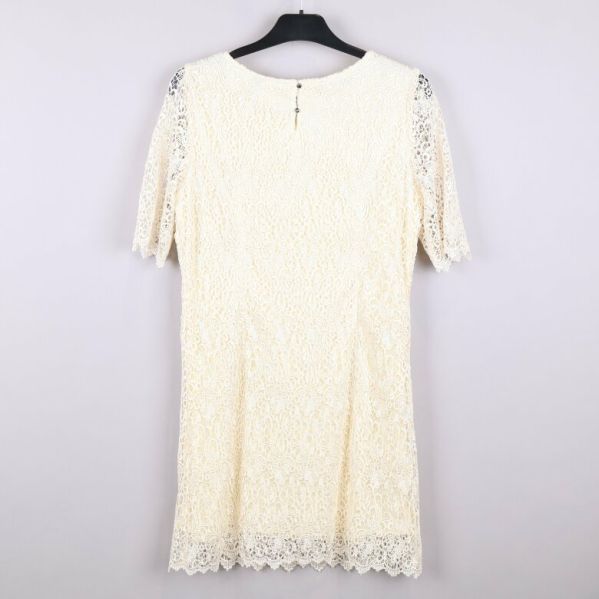 Gräddvit spetsklänning bakifrån 